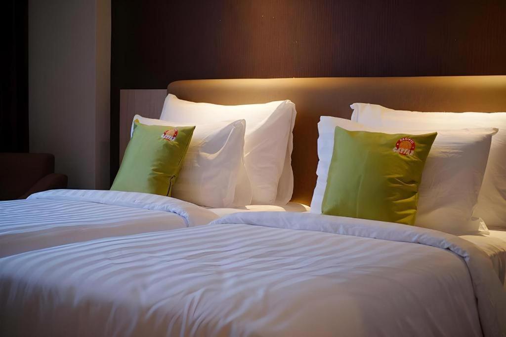 Hotel Dafam Pacific Caesar Surabaya Exterior photo