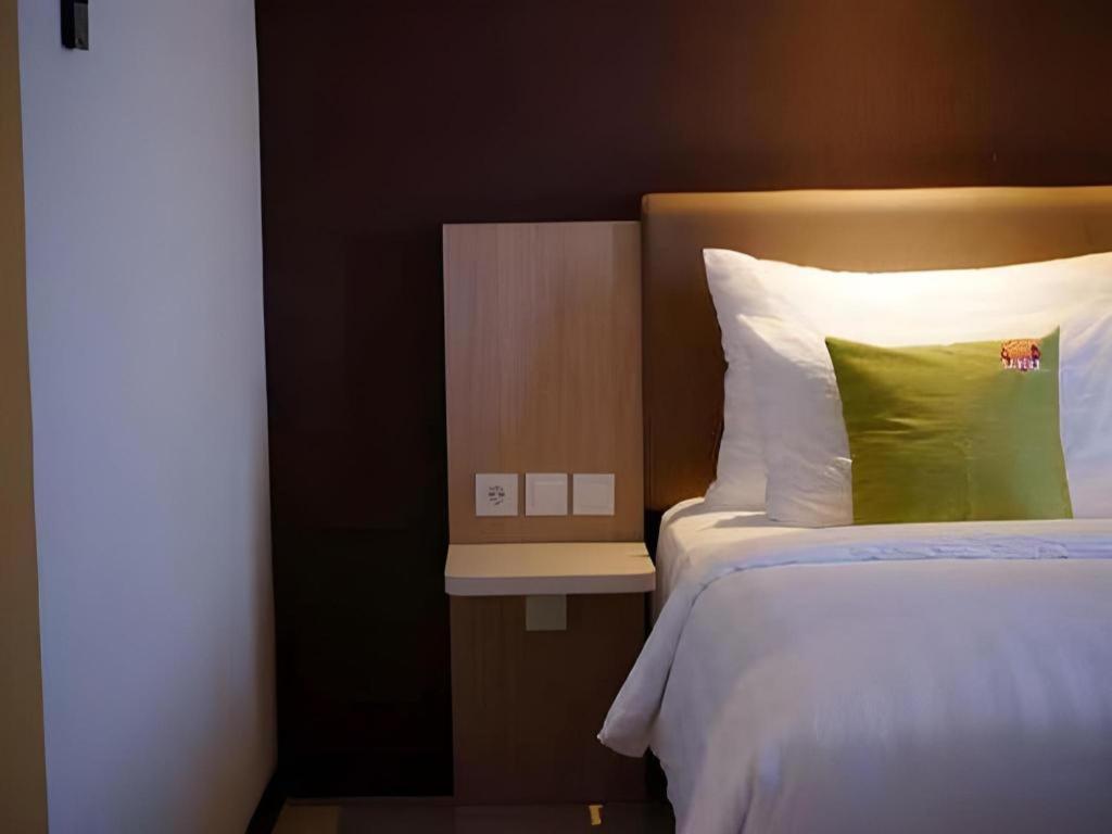 Hotel Dafam Pacific Caesar Surabaya Exterior photo