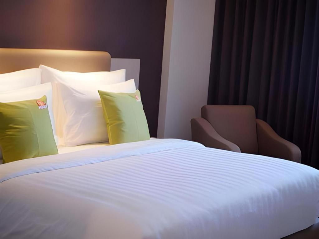 Hotel Dafam Pacific Caesar Surabaya Exterior photo